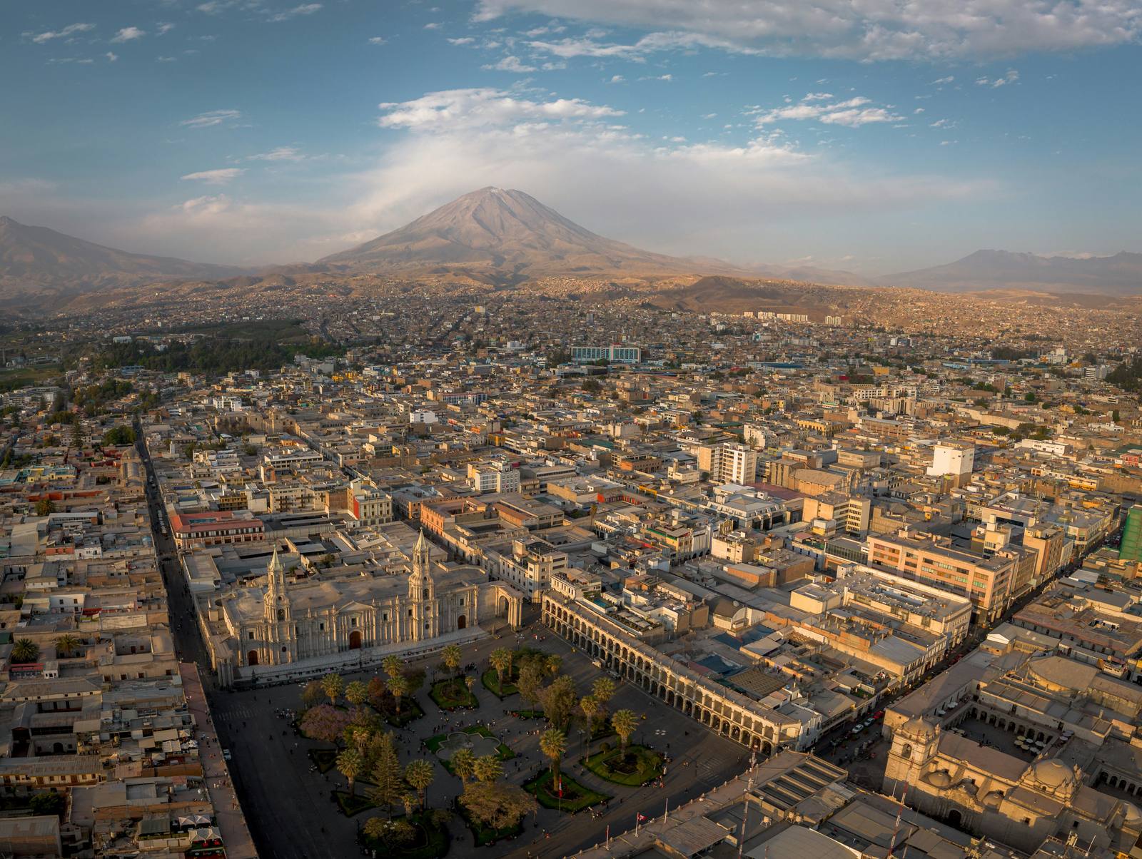 Arequipa's Plaza de Armas and cathedral with the El Misti volcano behind